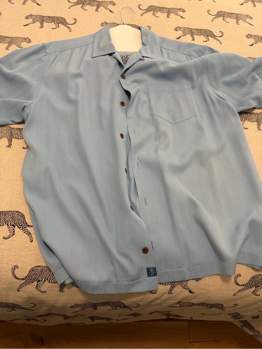 Tommy Bahama Light Blue Short-Sleeve Button-Down Shirt fits L